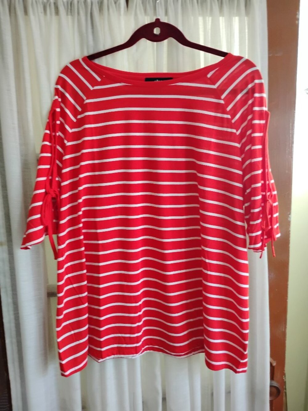 Red/white striped Ellos tee. Size 18/20.